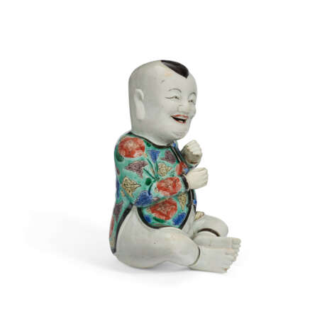 A CHINESE EXPORT PORCELAIN FIGURE OF A SEATED BOY - Foto 3