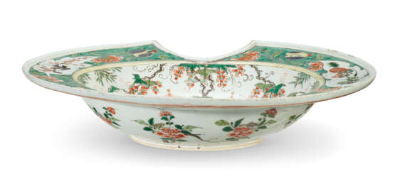 A CHINESE EXPORT PORCELAIN FAMILLE VERTE BARBER`S BASIN - фото 3