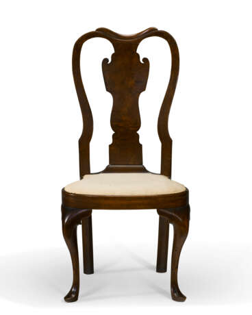 THE WISTAR FAMILY PAIR OF QUEEN ANNE CARVED WALNUT SIDE CHAIRS - Foto 3