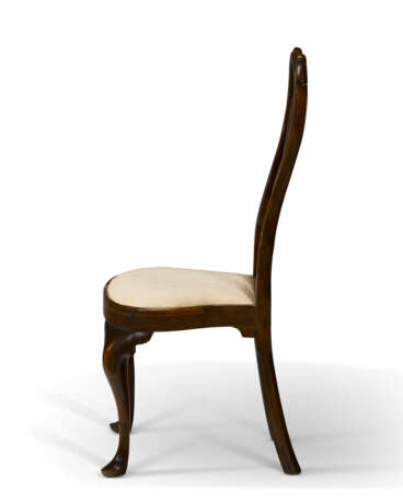 THE WISTAR FAMILY PAIR OF QUEEN ANNE CARVED WALNUT SIDE CHAIRS - фото 4