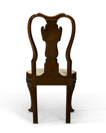 THE WISTAR FAMILY PAIR OF QUEEN ANNE CARVED WALNUT SIDE CHAIRS - Foto 5