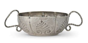 AN AMERICAN SILVER SMALL TWO-HANDLED BRANDYWINE BOWL
