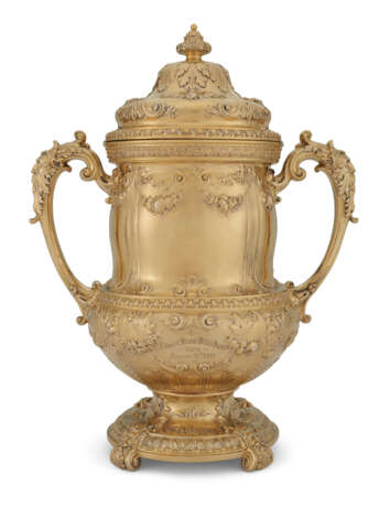 AN AMERICAN SILVER-GILT TWO-HANDLED PRESENTATION CUP AND COVER - Foto 2