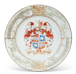 A CHINESE EXPORT PORCELAIN &#39;ENGLISH MARKET&#39; ARMORIAL PLATE