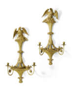 Vergoldetes Holz. A CLASSICAL PAIR OF EAGLE-CARVED GILTWOOD WALL SCONCES