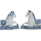 A PAIR OF JAPANESE EXPORT ARITA PORCELAIN BLUE AND WHITE RECUMBENT HORSES - фото 1