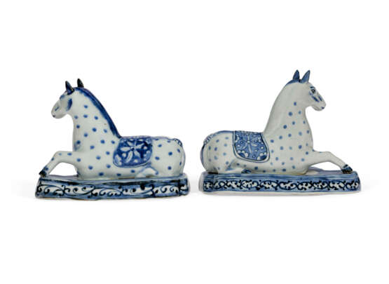 A PAIR OF JAPANESE EXPORT ARITA PORCELAIN BLUE AND WHITE RECUMBENT HORSES - Foto 2