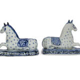 A PAIR OF JAPANESE EXPORT ARITA PORCELAIN BLUE AND WHITE RECUMBENT HORSES - Foto 2