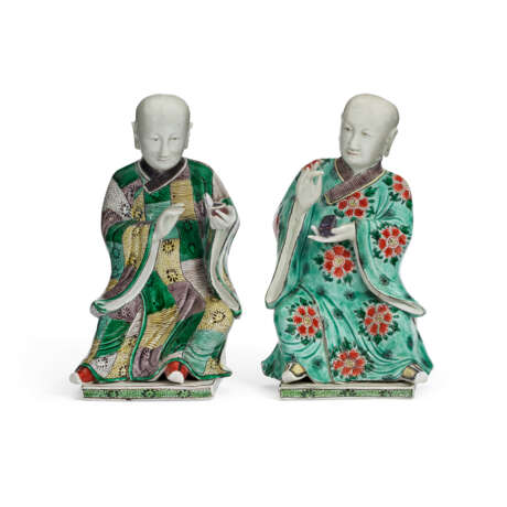 A PAIR OF CHINESE EXPORT PORCELAIN FIGURES OF SEATED LUOHANS - Foto 1