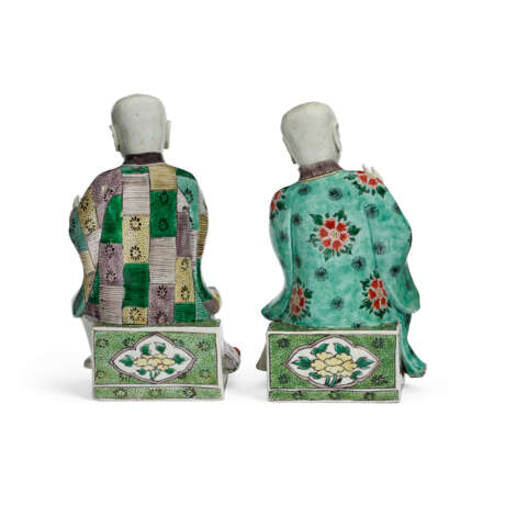 A PAIR OF CHINESE EXPORT PORCELAIN FIGURES OF SEATED LUOHANS - Foto 2