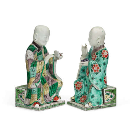 A PAIR OF CHINESE EXPORT PORCELAIN FIGURES OF SEATED LUOHANS - Foto 3