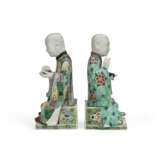 A PAIR OF CHINESE EXPORT PORCELAIN FIGURES OF SEATED LUOHANS - Foto 4