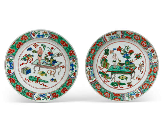 A PAIR OF CHINESE EXPORT PORCELAIN FAMILLE VERTE PLATES - фото 1