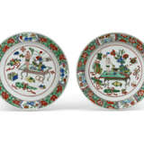 A PAIR OF CHINESE EXPORT PORCELAIN FAMILLE VERTE PLATES - фото 1