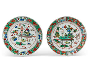 A PAIR OF CHINESE EXPORT PORCELAIN FAMILLE VERTE PLATES