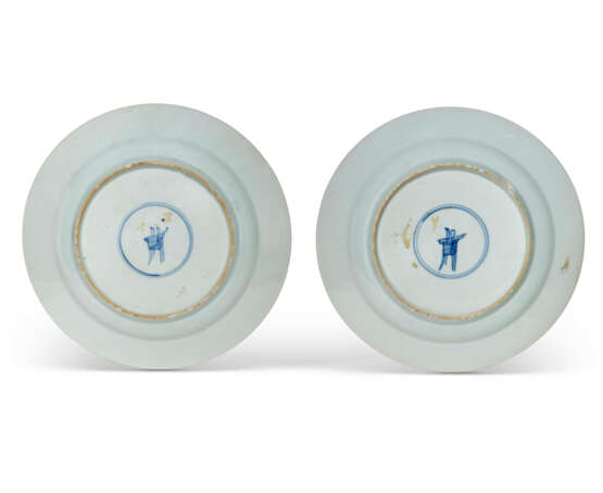 A PAIR OF CHINESE EXPORT PORCELAIN FAMILLE VERTE PLATES - photo 2