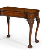 Чиппендейл (1750-1780). A CHIPPENDALE CARVED MAHOGANY TURRET-TOP CARD TABLE