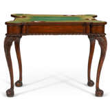 A CHIPPENDALE CARVED MAHOGANY TURRET-TOP CARD TABLE - Foto 2