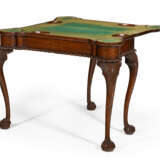 A CHIPPENDALE CARVED MAHOGANY TURRET-TOP CARD TABLE - Foto 3