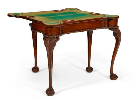 A CHIPPENDALE CARVED MAHOGANY TURRET-TOP CARD TABLE - Foto 4