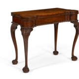 A CHIPPENDALE CARVED MAHOGANY TURRET-TOP CARD TABLE - Foto 5