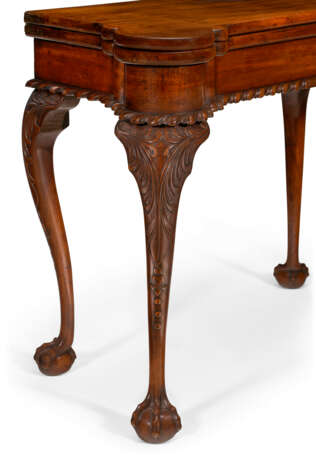 A CHIPPENDALE CARVED MAHOGANY TURRET-TOP CARD TABLE - Foto 7