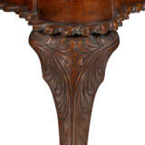 A CHIPPENDALE CARVED MAHOGANY TURRET-TOP CARD TABLE - Foto 8