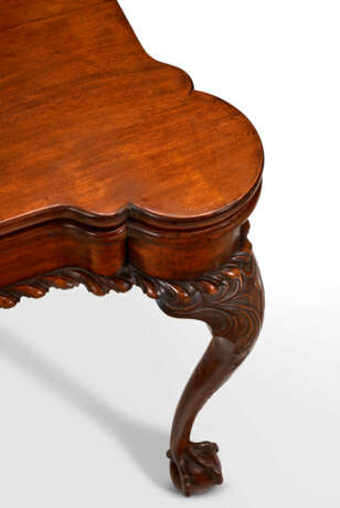 A CHIPPENDALE CARVED MAHOGANY TURRET-TOP CARD TABLE - Foto 9