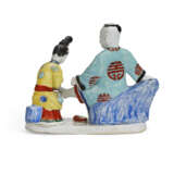 A CHINESE EXPORT PORCELAIN `PEDICURE` EROTIC FIGURE GROUP - Foto 2