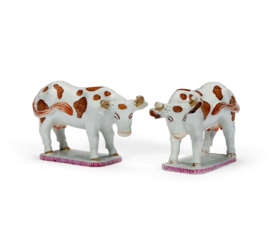 A PAIR OF CHINESE EXPORT PORCELAIN FAMILLE ROSE COWS