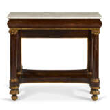 A CLASSICAL GILT-STENCILED MAHOGANY MARBLE-TOP PIER TABLE - Foto 1