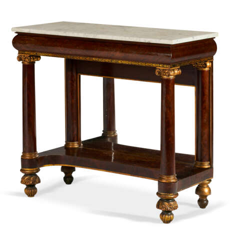 A CLASSICAL GILT-STENCILED MAHOGANY MARBLE-TOP PIER TABLE - Foto 2