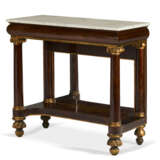 A CLASSICAL GILT-STENCILED MAHOGANY MARBLE-TOP PIER TABLE - Foto 2