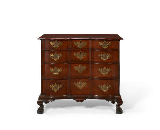 A CHIPPENDALE MAHOGANY BLOCK-FRONT CHEST-OF-DRAWERS - Foto 1