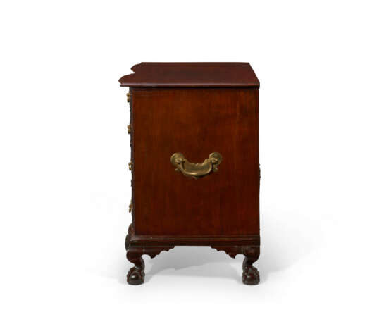 A CHIPPENDALE MAHOGANY BLOCK-FRONT CHEST-OF-DRAWERS - фото 4