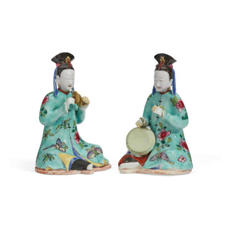 A PAIR OF CHINESE EXPORT PORCELAIN FEMALE MUSICIANS - Foto 1