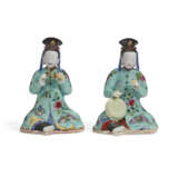 A PAIR OF CHINESE EXPORT PORCELAIN FEMALE MUSICIANS - Foto 2