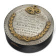 AN AMERICAN GOLD AND SILVER-MOUNTED PAPIER-MACHE SNUFF BOX - Archives des enchères