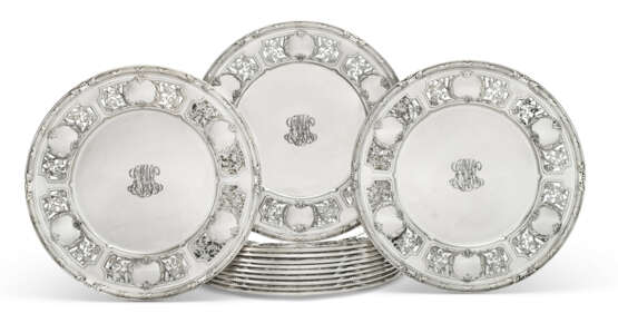 A SET OF TWELVE AMERICAN SILVER PLACE PLATES - photo 1