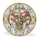 A CHINESE EXPORT PORCELAIN `ENGLISH MARKET` ARMORIAL SOUP-PLATE FROM THE LEAKE OKEOVER SERVICE - photo 1