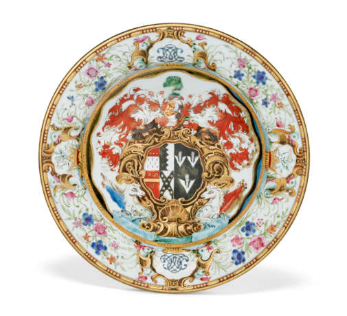 A CHINESE EXPORT PORCELAIN `ENGLISH MARKET` ARMORIAL SOUP-PLATE FROM THE LEAKE OKEOVER SERVICE - Foto 1
