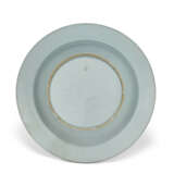 A CHINESE EXPORT PORCELAIN `ENGLISH MARKET` ARMORIAL SOUP-PLATE FROM THE LEAKE OKEOVER SERVICE - photo 2