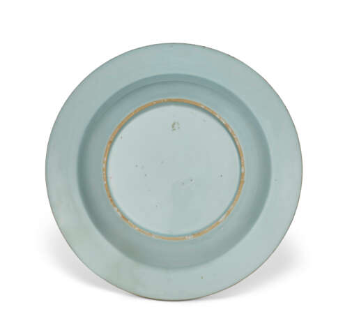 A CHINESE EXPORT PORCELAIN `ENGLISH MARKET` ARMORIAL SOUP-PLATE FROM THE LEAKE OKEOVER SERVICE - Foto 2