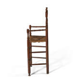 A TURNED MAPLE AND HICKORY CHILD`S HIGH CHAIR - Foto 3
