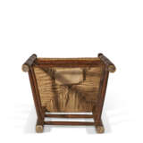 A TURNED MAPLE AND HICKORY CHILD`S HIGH CHAIR - Foto 5
