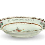 A CHINESE EXPORT PORCELAIN BARBER`S BASIN - фото 2