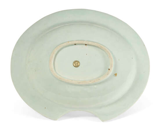 A CHINESE EXPORT PORCELAIN BARBER`S BASIN - Foto 3