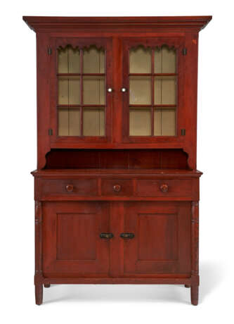 A LATE FEDERAL RED-PAINTED AND GRAIN-PAINTED MAHANTONGO VALLEY STEP-BACK CUPBOARD - фото 1