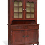 A LATE FEDERAL RED-PAINTED AND GRAIN-PAINTED MAHANTONGO VALLEY STEP-BACK CUPBOARD - Foto 2