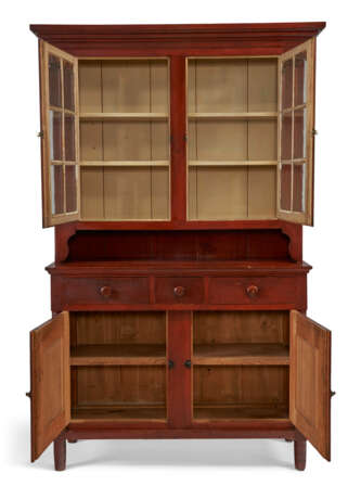 A LATE FEDERAL RED-PAINTED AND GRAIN-PAINTED MAHANTONGO VALLEY STEP-BACK CUPBOARD - photo 3